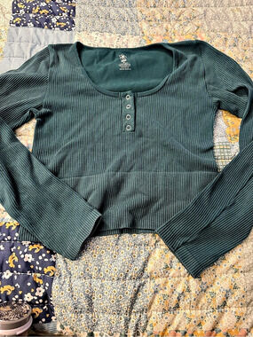Aura Ribbed Longsleeve Henley Crop Top Green Medium